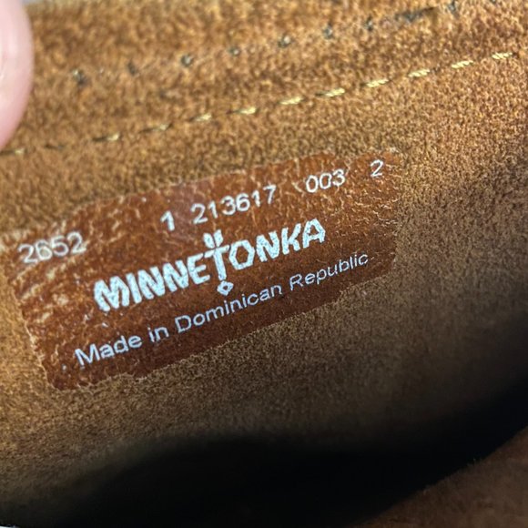 Minnetonka Kids Tall Fringed Moccasins - Size 1 - Picture 8 of 9